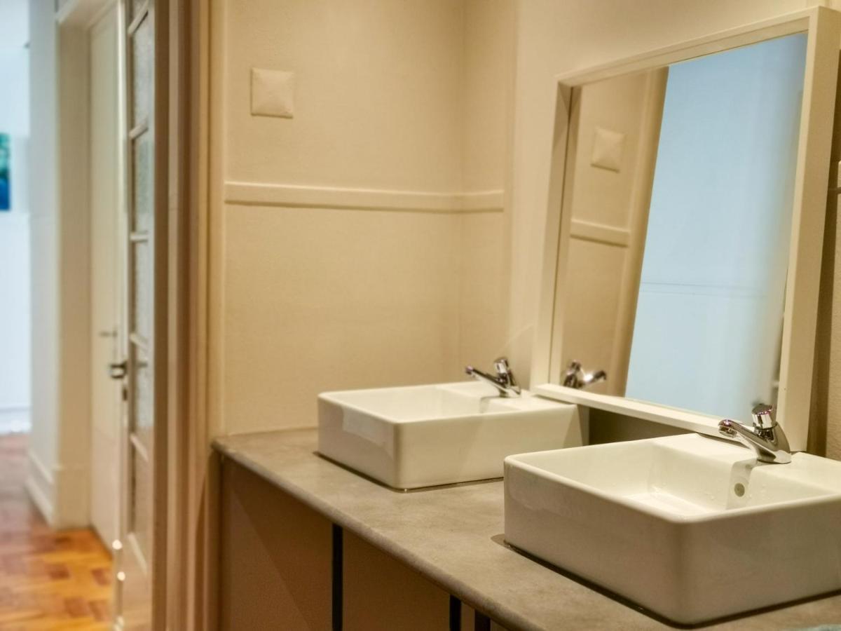 Cama en una habitación compartida masculina de 8 camas